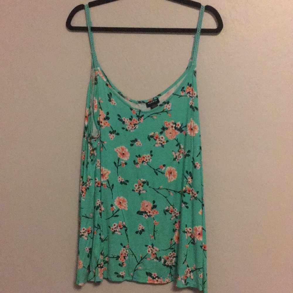 Stretchy floral tank top